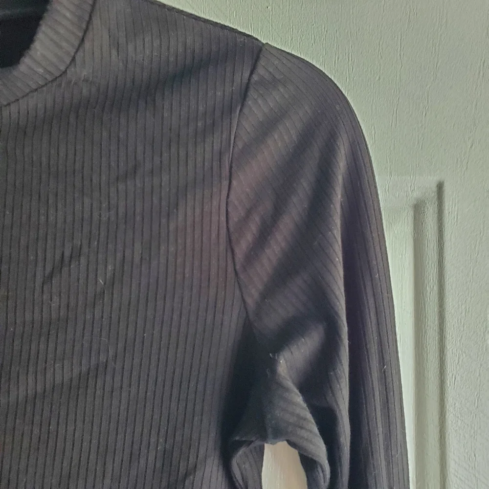 Reformation Black Long Sleeve Crop Top - Picture 12 of 16